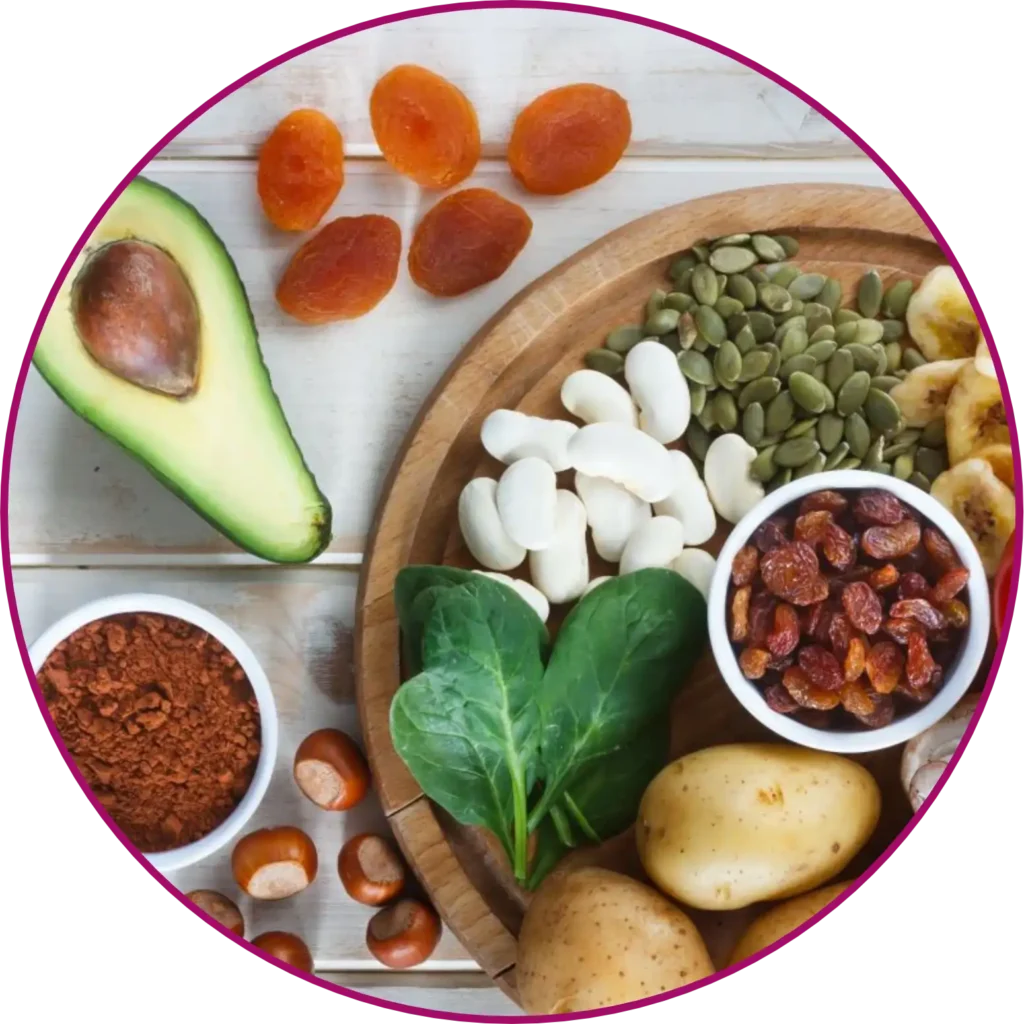 O Boro contribui para a saúde da pele ao ajudar na regulação hormonal e na síntese de colágeno. Beneficia a saúde óssea e cognitiva.